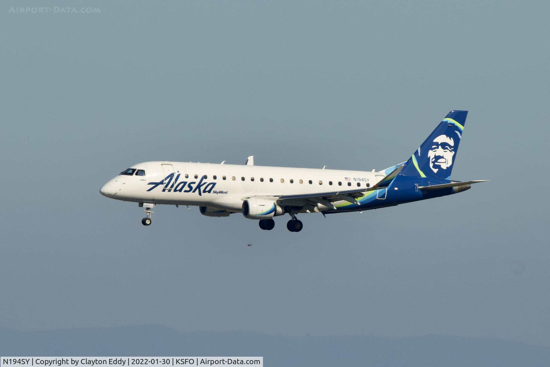 N194SY, 2017 Embraer 175LR (ERJ-170-200LR) C/N 17000693, SFO 2022.