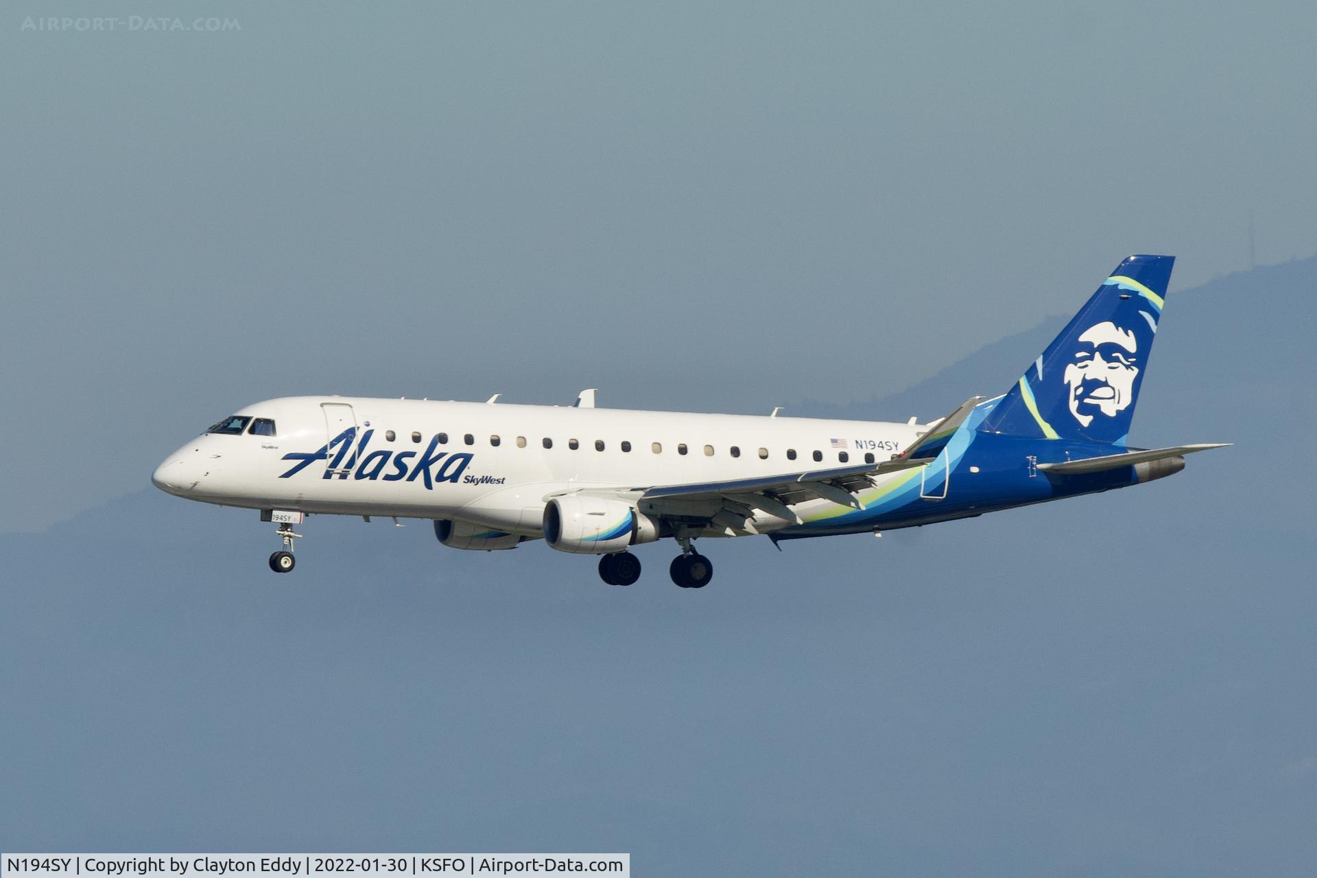 N194SY, 2017 Embraer 175LR (ERJ-170-200LR) C/N 17000693, SFO 2022.