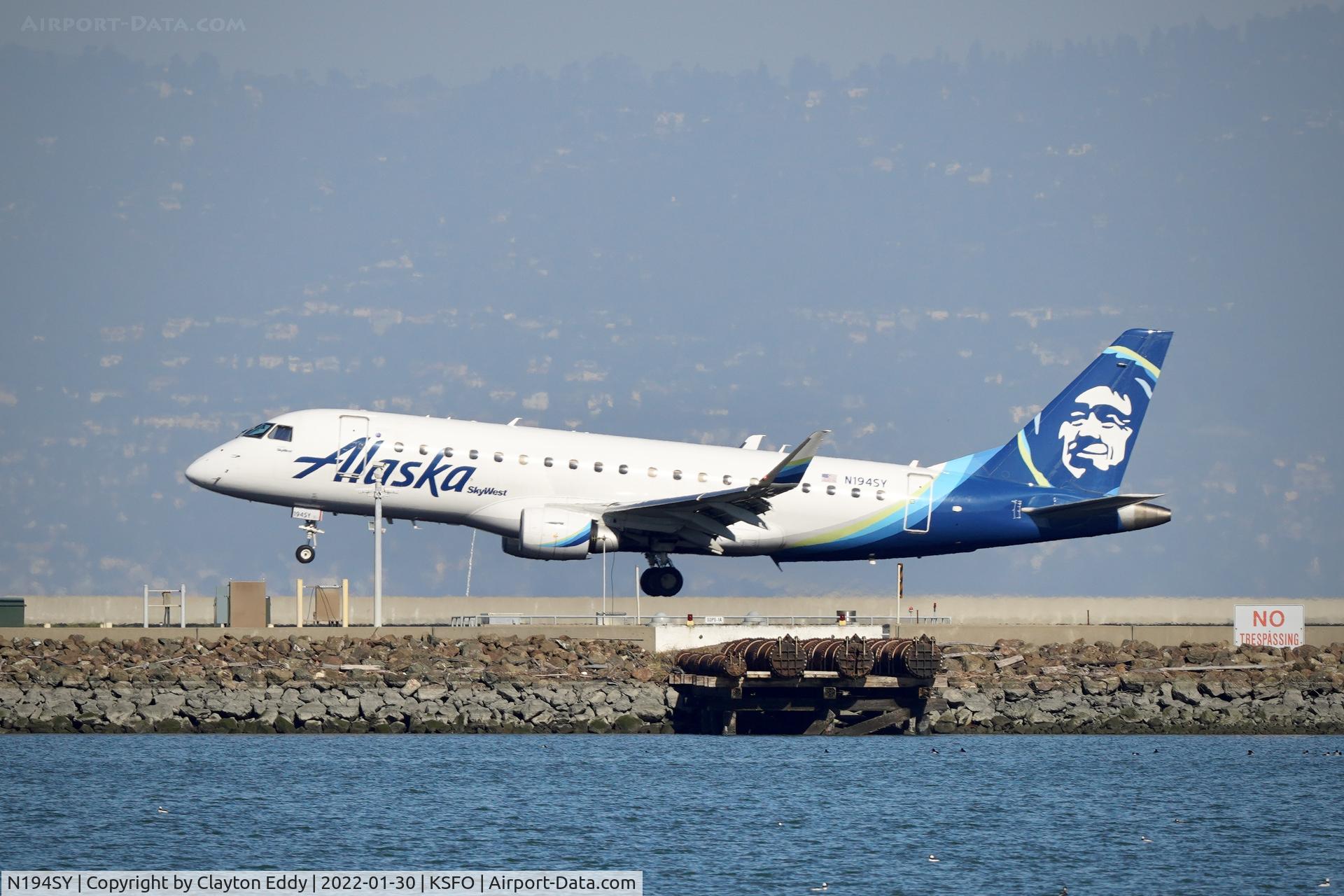 N194SY, 2017 Embraer 175LR (ERJ-170-200LR) C/N 17000693, SFO 2022.
