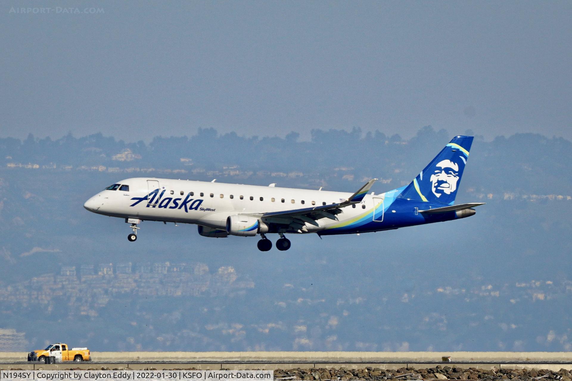N194SY, 2017 Embraer 175LR (ERJ-170-200LR) C/N 17000693, SFO 2022.