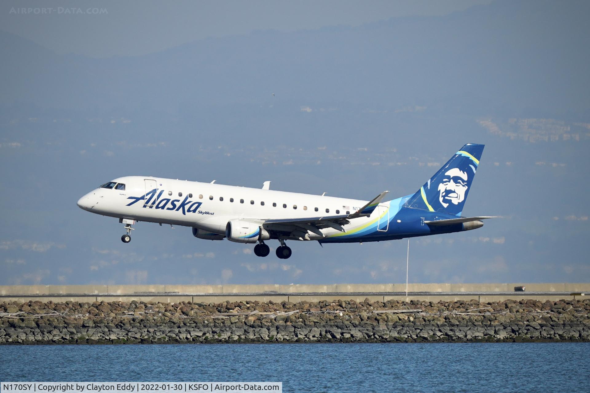 N170SY, 2015 Embraer 175LR (ERJ-170-200LR) C/N 17000483, SFO 2022.
