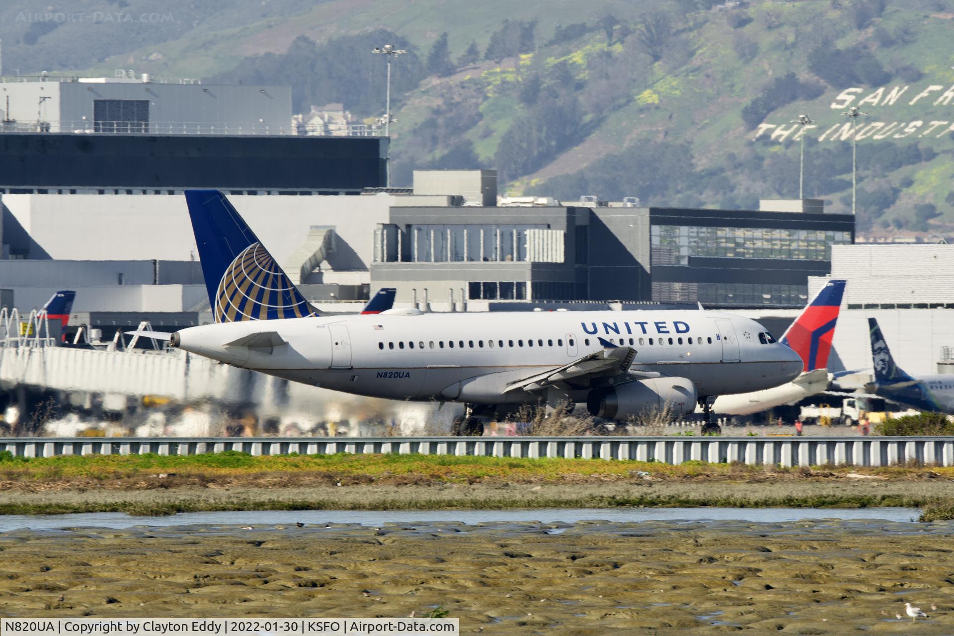 N820UA, 1998 Airbus A319-131 C/N 898, SFO 2022.