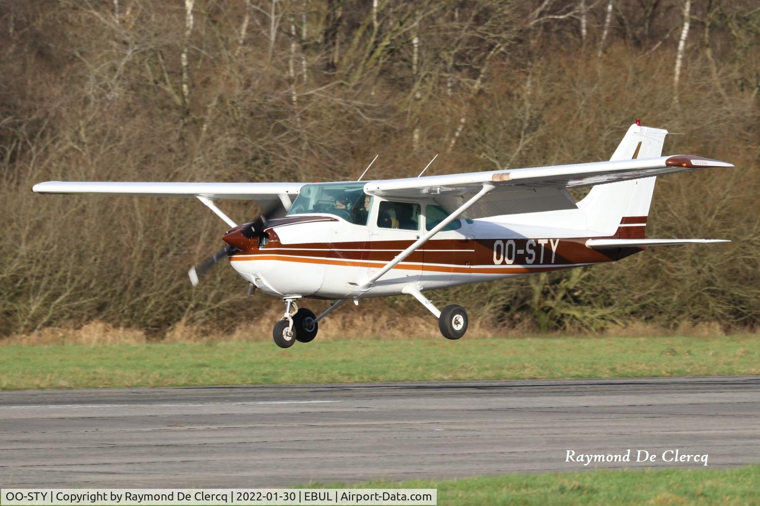 OO-STY, Cessna 172N C/N 17270980, Landing at Ursel.