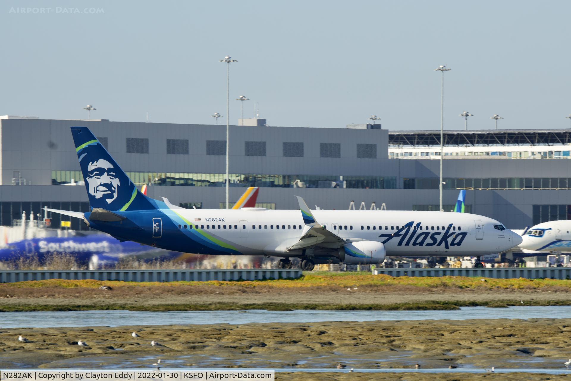 N282AK, 2017 Boeing 737-900/ER C/N 62473, SFO 2022.