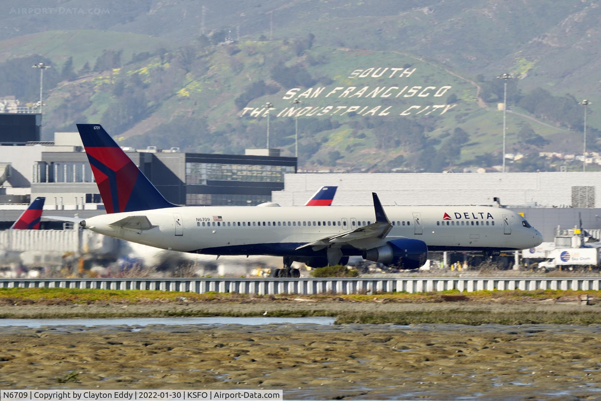 N6709, 2000 Boeing 757-232 C/N 30481, SFO 2022.