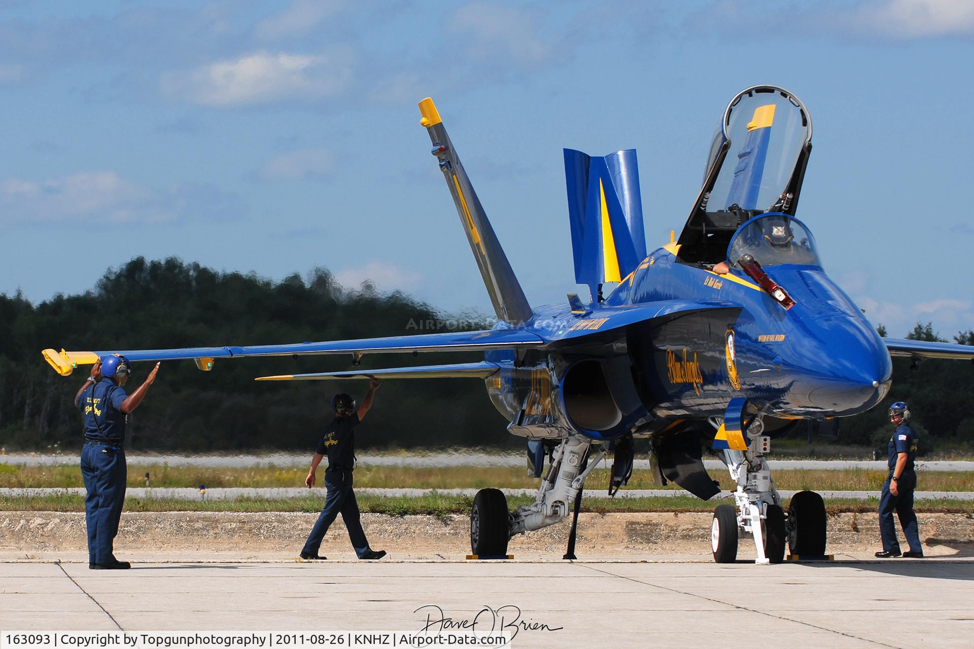 163093, McDonnell Douglas F/A-18A Hornet C/N 0475/A391, Crew preflighting the Blues