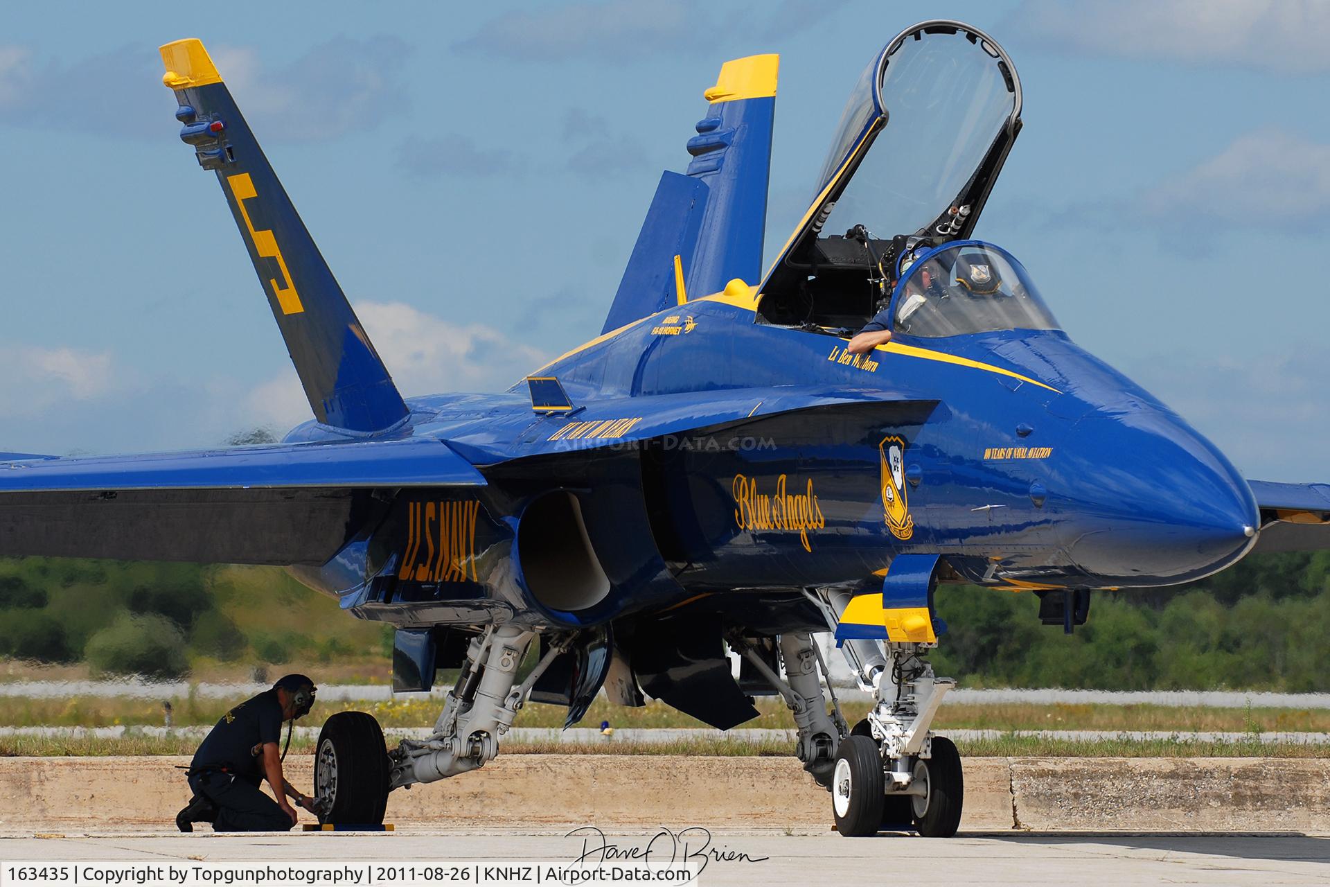 163435, 1987 McDonnell Douglas F/A-18C Hornet C/N 0634/C008, checking tire pressure