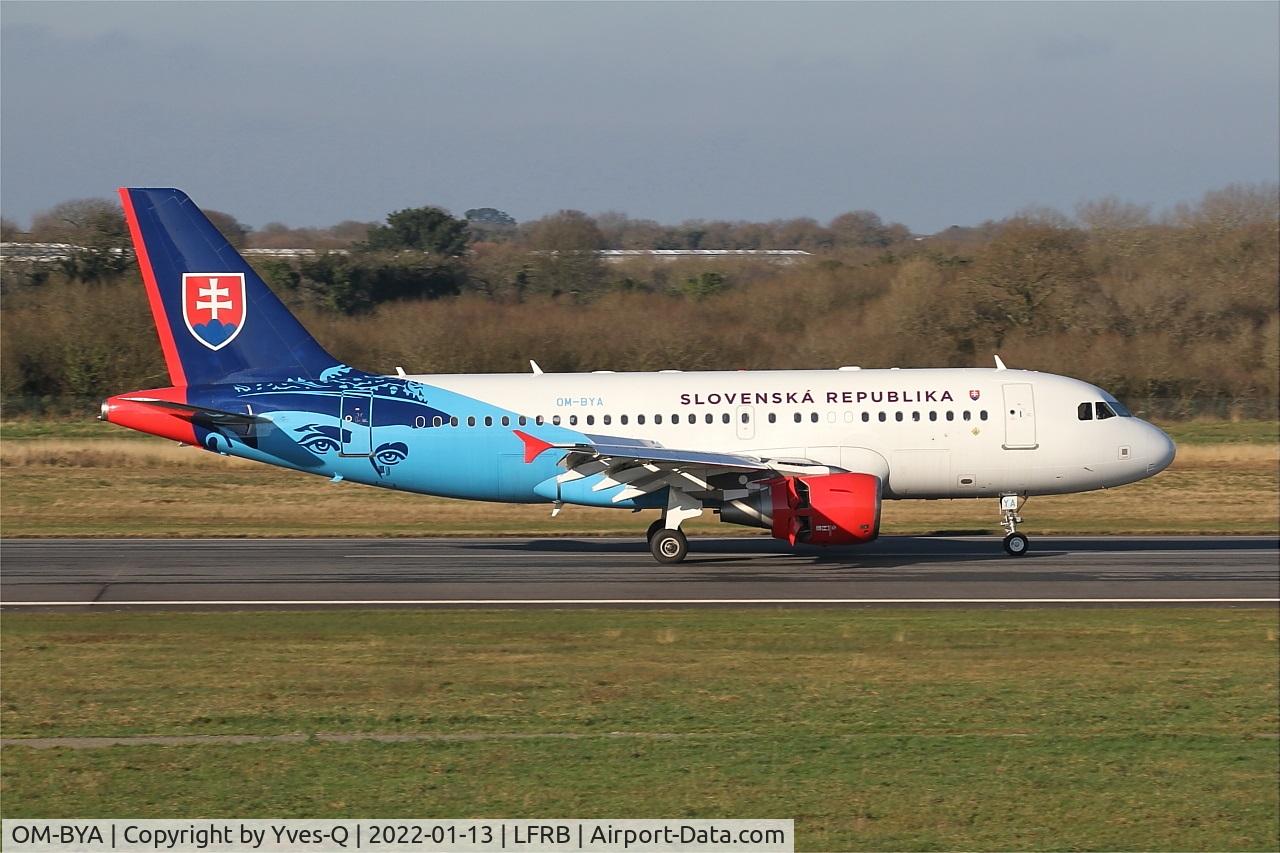 OM-BYA, 2005 Airbus A319-115 C/N 2550, Airbus A319-115,Take off run rwy 07R, Brest-Bretagne airport (LFRB-BES)