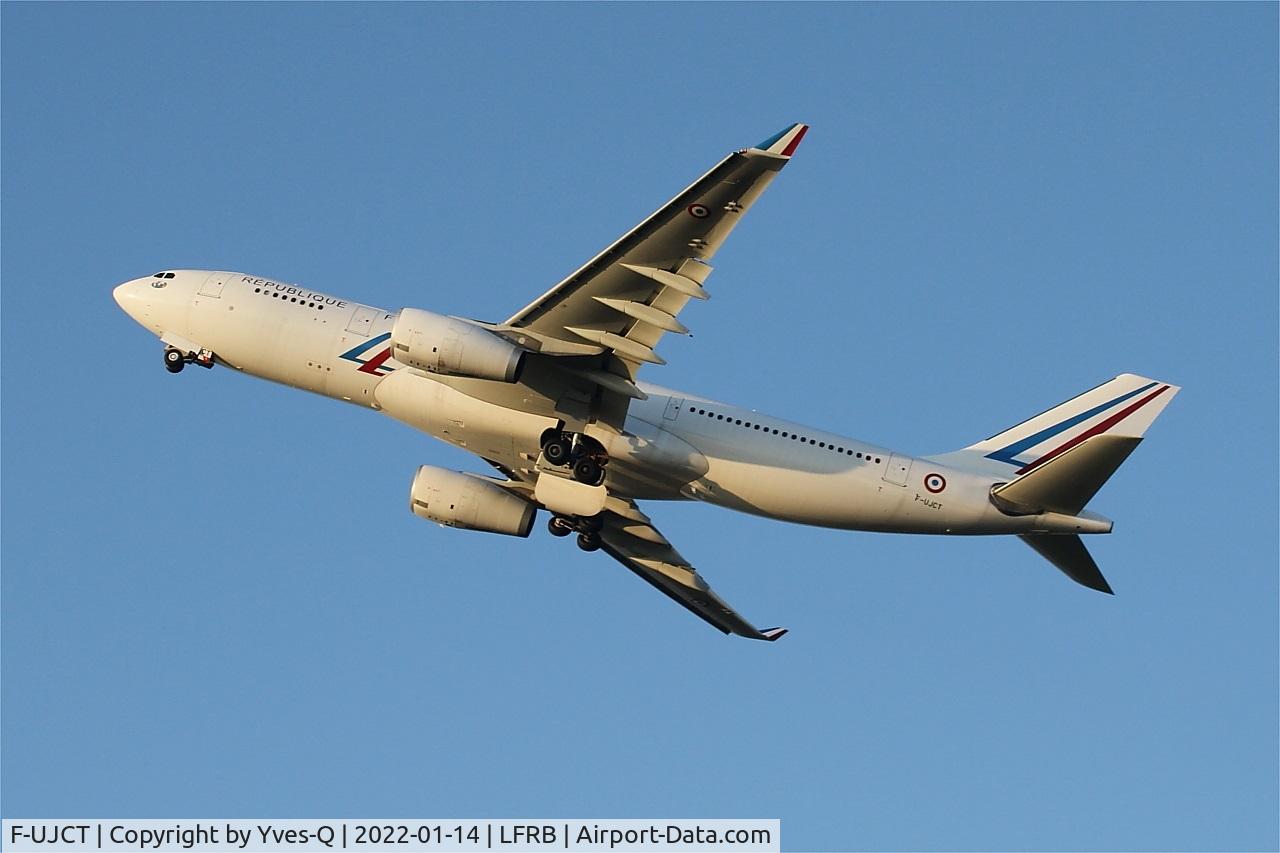 F-UJCT, 2015 Airbus A330-243 C/N 1657, Airbus A330-200, Take off rwy 25L, Brest-Bretagne airport (LFRB-BES)