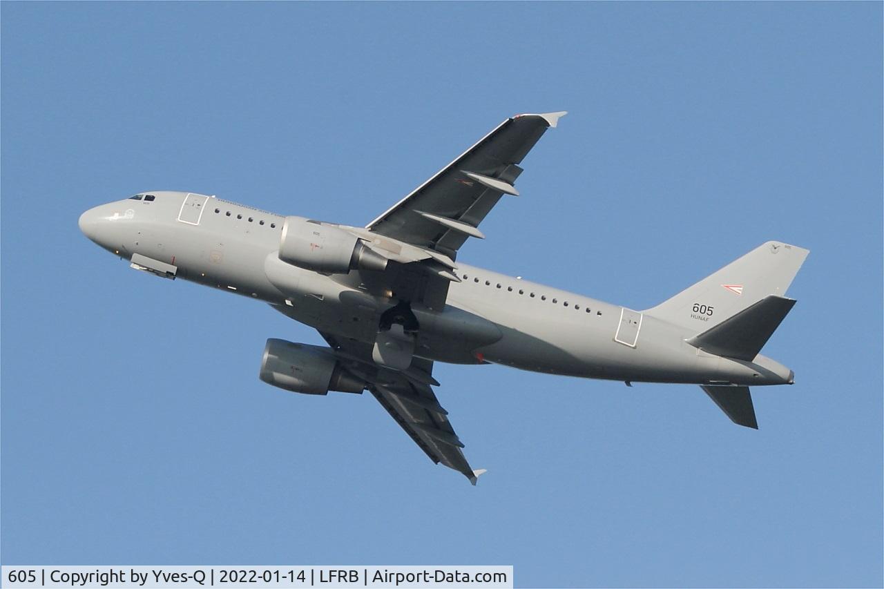 605, 2009 Airbus A319-112 C/N 3865, Airbus A319-112, Take off rwy 25L, Brest-Bretagne airport (LFRB-BES)