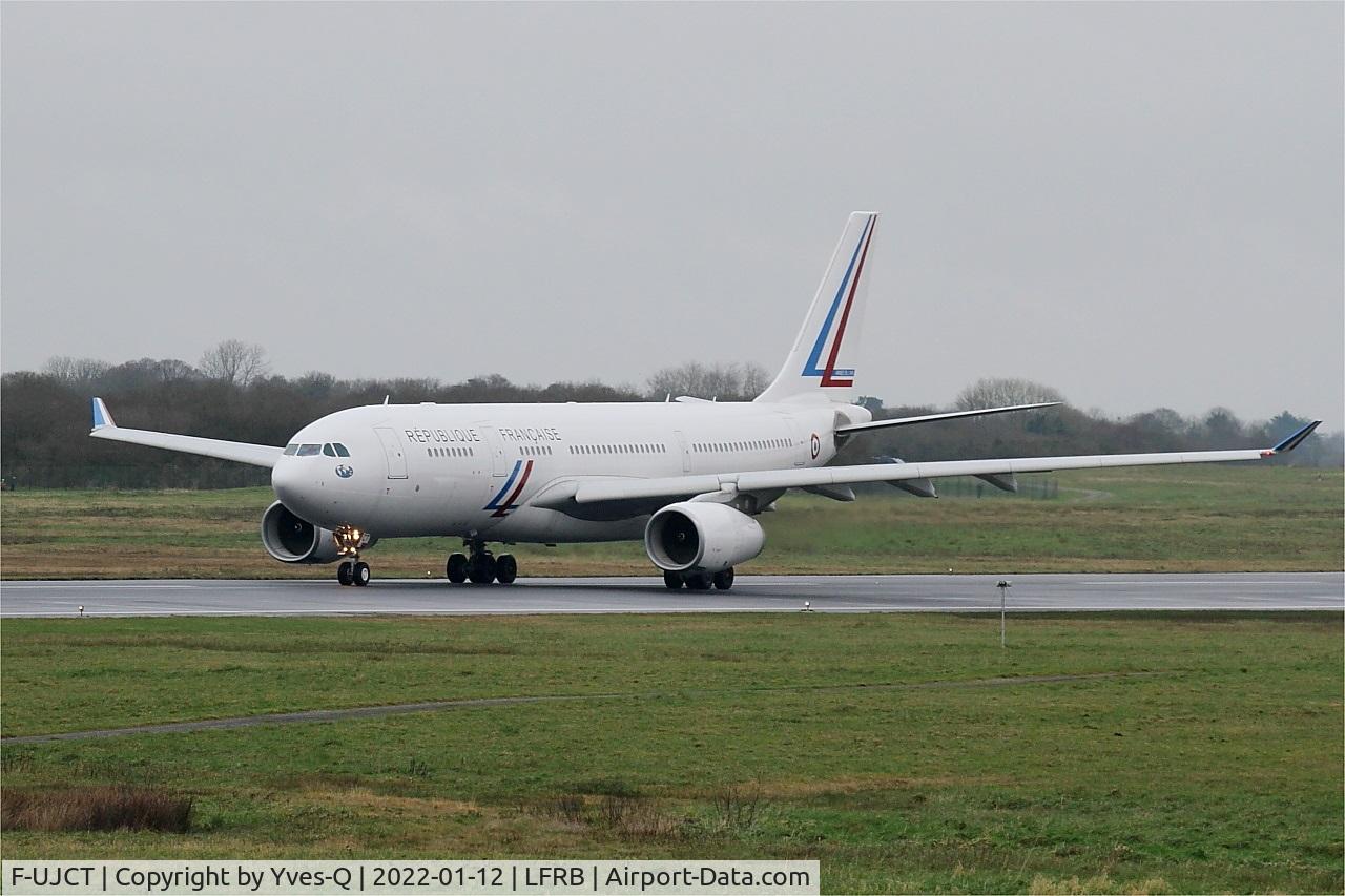 F-UJCT, 2015 Airbus A330-243 C/N 1657, Airbus A330-200, Taxiing rwy 07R, Brest-Bretagne airport (LFRB-BES)