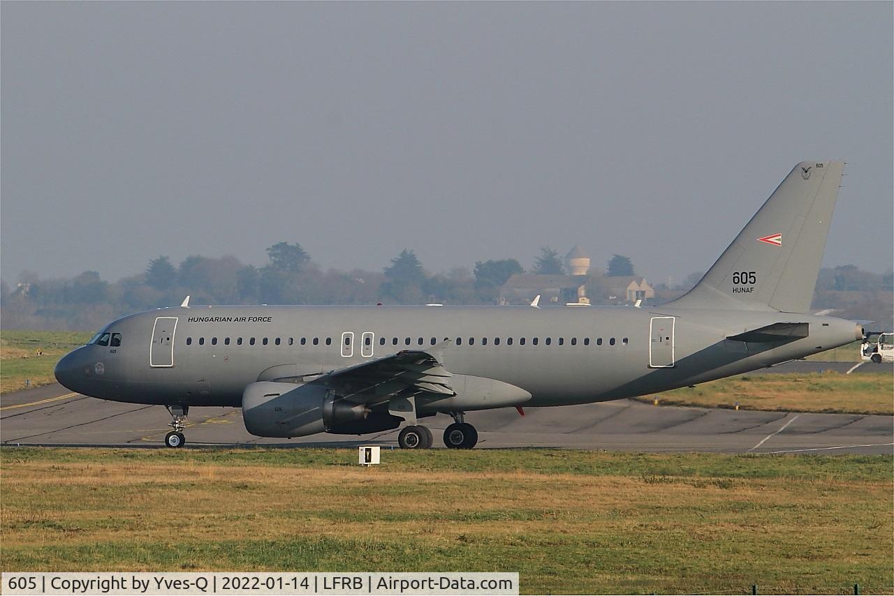 605, 2009 Airbus A319-112 C/N 3865, Airbus A319-112, Taxiing, Brest-Bretagne airport (LFRB-BES)