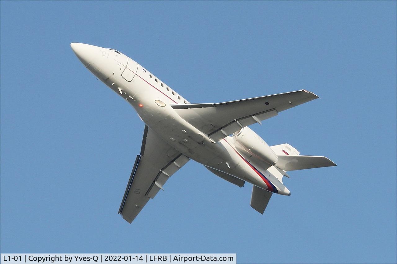 L1-01, 2003 Dassault Falcon 2000EX C/N 15, Dassault Falcon 2000EX, Climbing from rwy 25L, Brest-Bretagne airport (LFRB-BES)