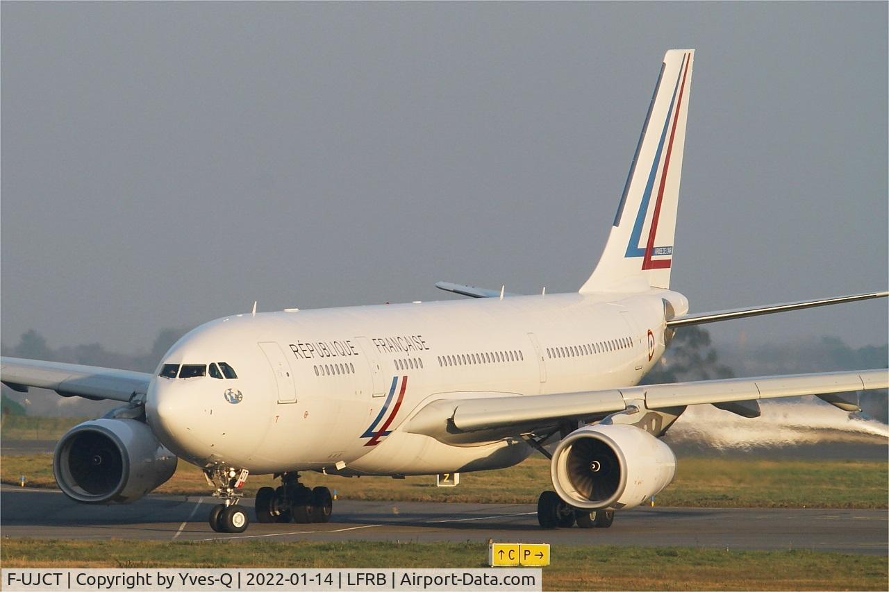 F-UJCT, 2015 Airbus A330-243 C/N 1657, Airbus A330-200, Taxiing to holding point Charlie, Brest-Bretagne airport (LFRB-BES)