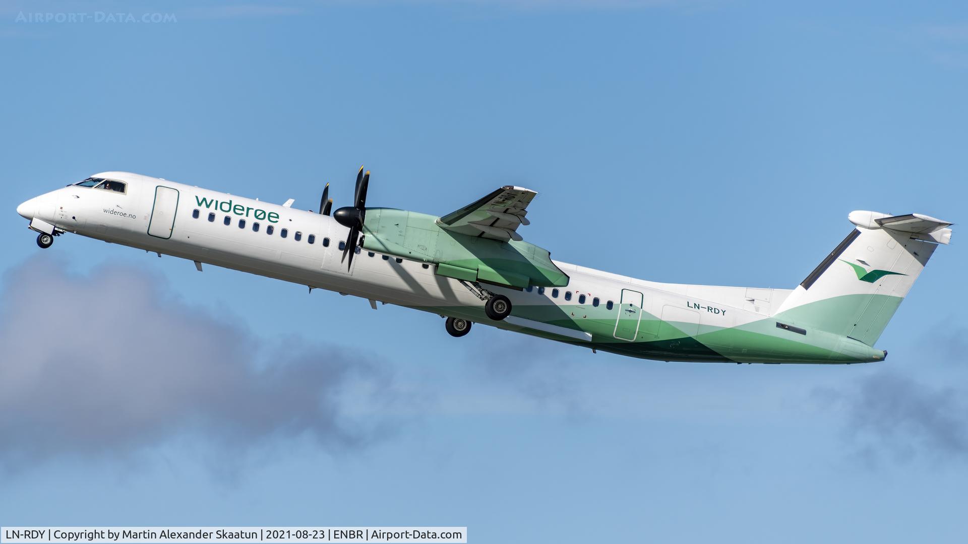 LN-RDY, 2001 De Havilland Canada DHC-8-402Q Dash 8 C/N 4062, Taking off rwy. 17.