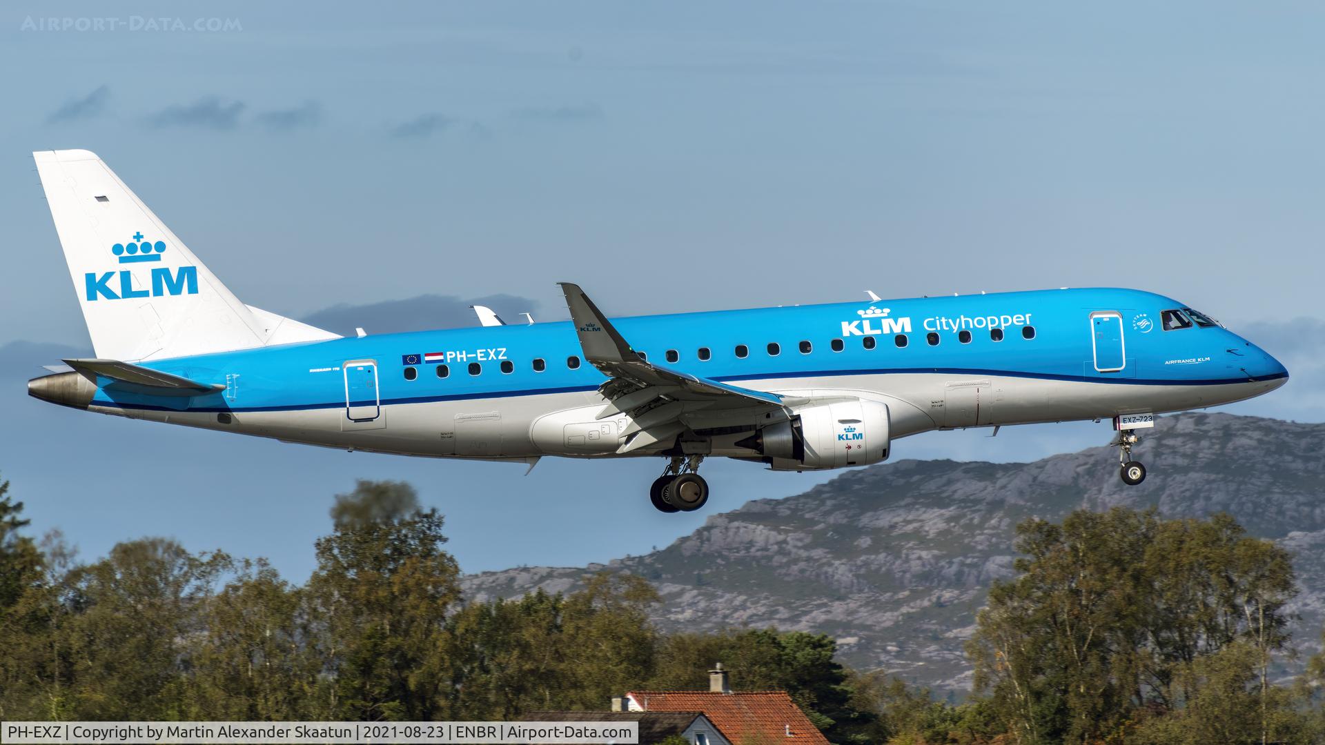 PH-EXZ, 2018 Embraer 175STD (ERJ-170-200) C/N 17000723, Landing rwy. 35.
