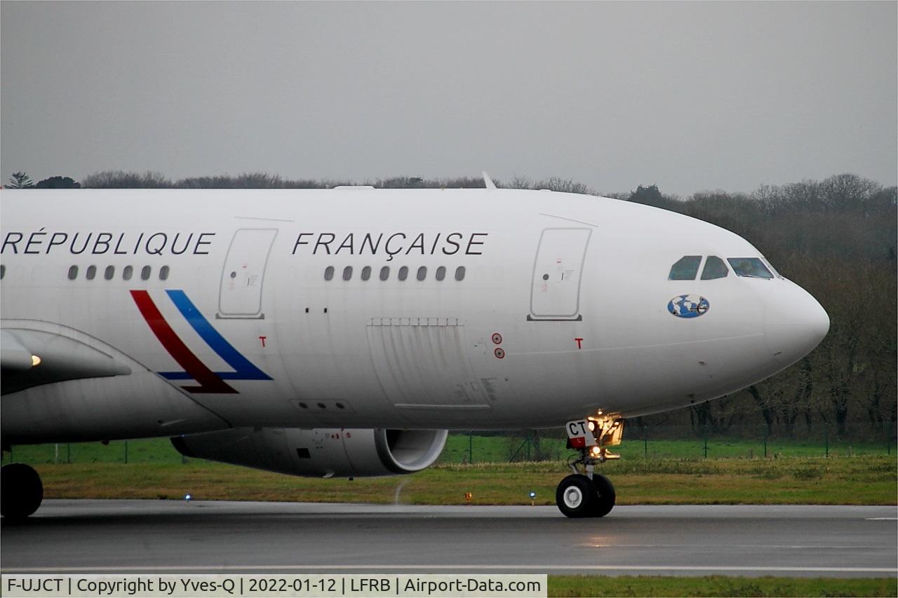 F-UJCT, 2015 Airbus A330-243 C/N 1657, Airbus A330-200, Taxiing rwy 07R, Brest-Bretagne airport (LFRB-BES)