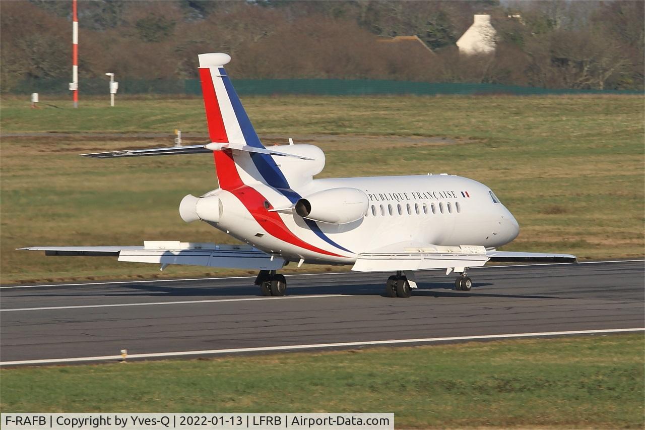 F-RAFB, 2010 Dassault Falcon 7X C/N 086, Dassault Falcon 7X, Reverse thrust landing rwy 07R, Brest-Bretagne airport (LFRB-BES)