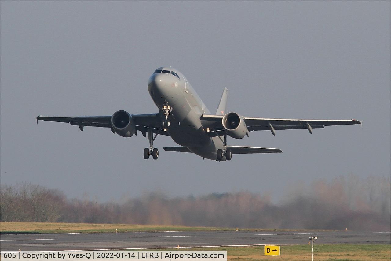 605, 2009 Airbus A319-112 C/N 3865, Airbus A319-112, Take off rwy 25L, Brest-Bretagne airport (LFRB-BES)