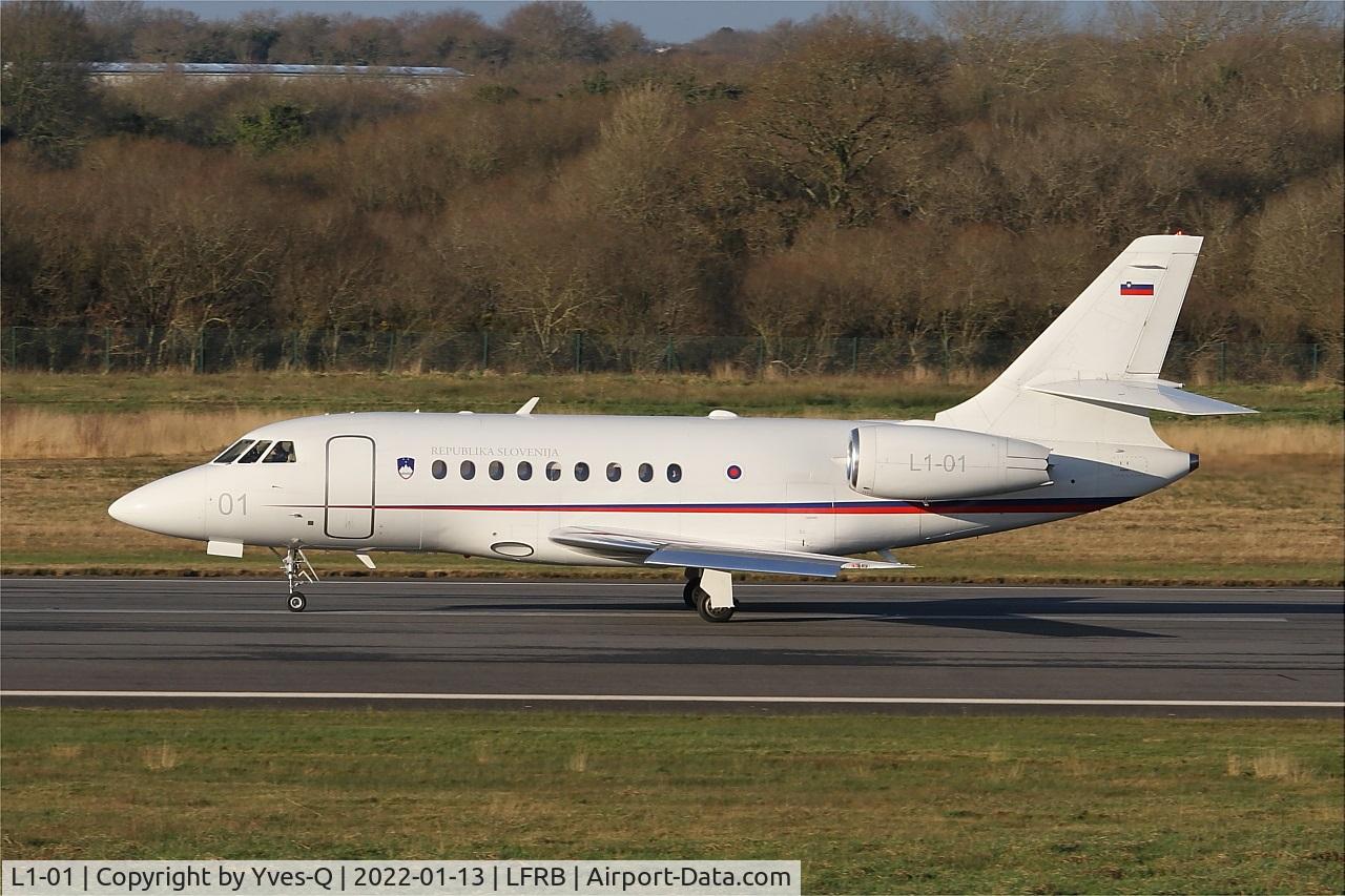 L1-01, 2003 Dassault Falcon 2000EX C/N 15, Dassault Falcon 2000EX, Taxiing rwy 07R, Brest-Bretagne airport (LFRB-BES)