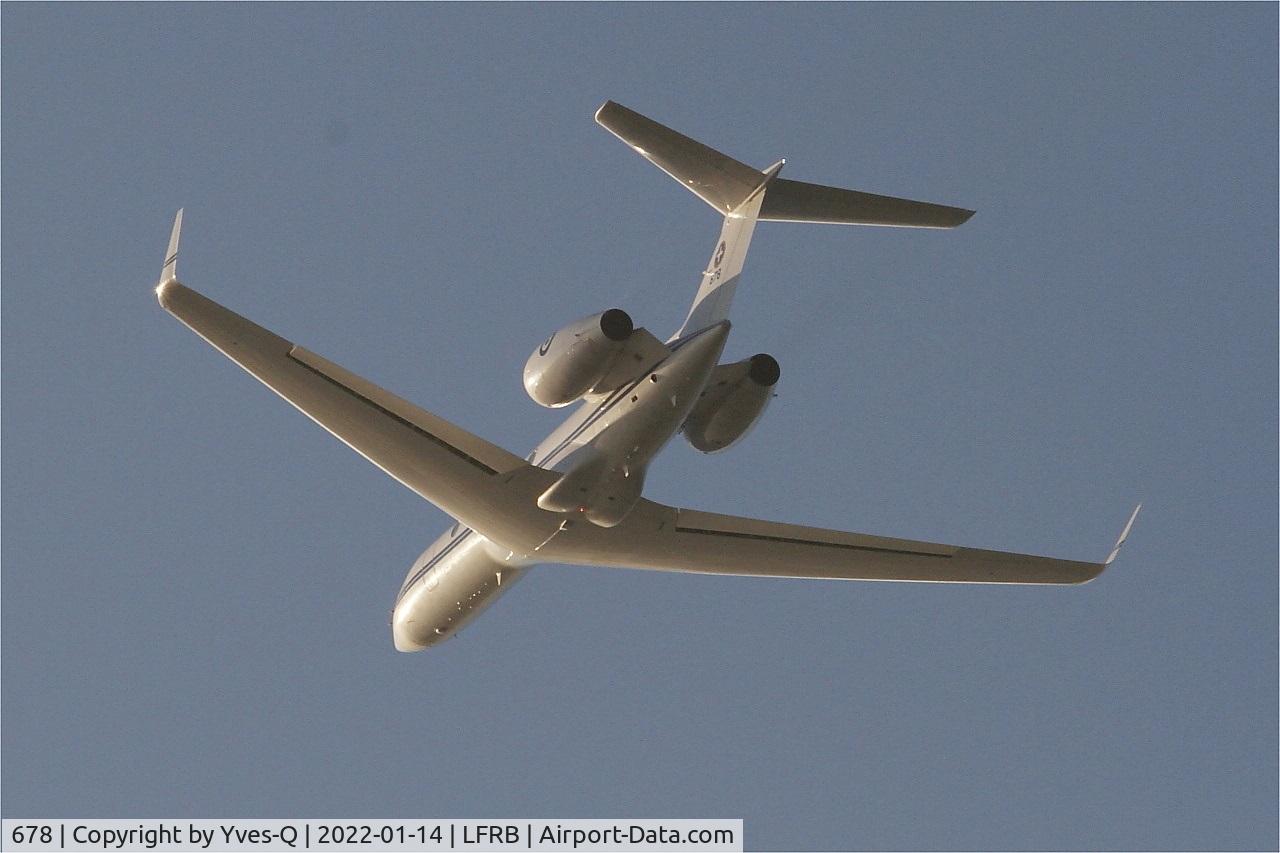 678, 2003 Gulfstream Aerospace G-V Gulfstream V C/N 678, Gulfstream Aerospace G-V Gulfstream V, Climbing from rwy 25L, Brest-Bretagne airport (LFRB-BES)