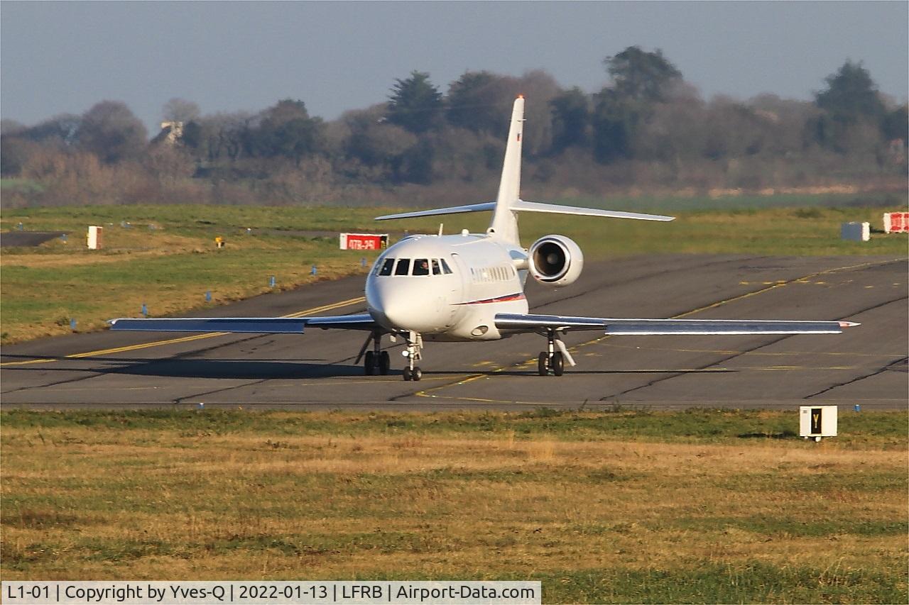 L1-01, 2003 Dassault Falcon 2000EX C/N 15, Dassault Falcon 2000EX, Taxiing to holding point Charlie, Brest-Bretagne airport (LFRB-BES)