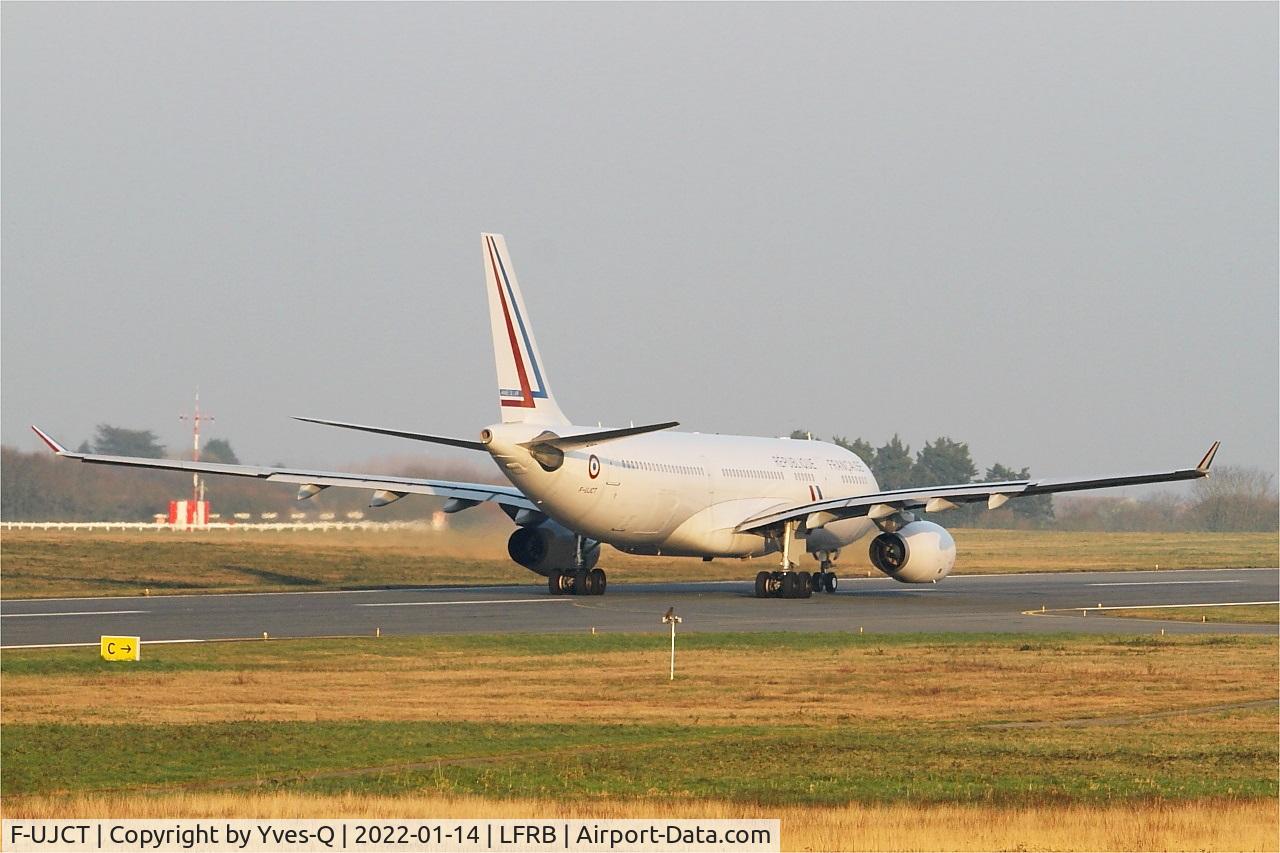 F-UJCT, 2015 Airbus A330-243 C/N 1657, Airbus A330-200, Taxiing rwy 25L, Brest-Bretagne airport (LFRB-BES)