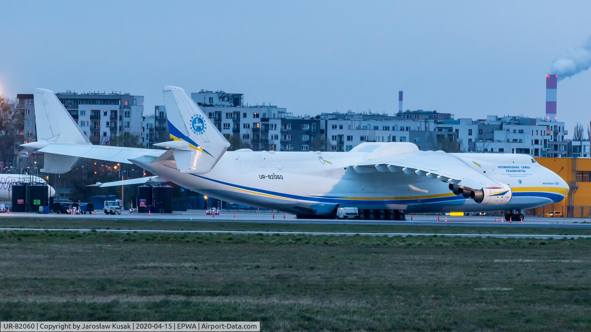 UR-82060, 1988 Antonov An-225 Mriya C/N 19530503763, Postój na p?ycie PPS13 W Warszawie