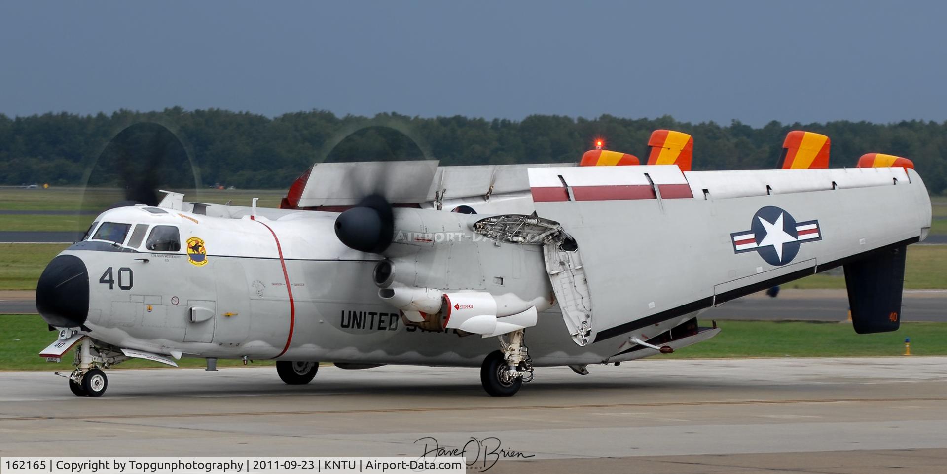 162165, Grumman C-2A Greyhound C/N 45, RAWHIDE40 pulls its wings back to safely taxi onto the static ramp.