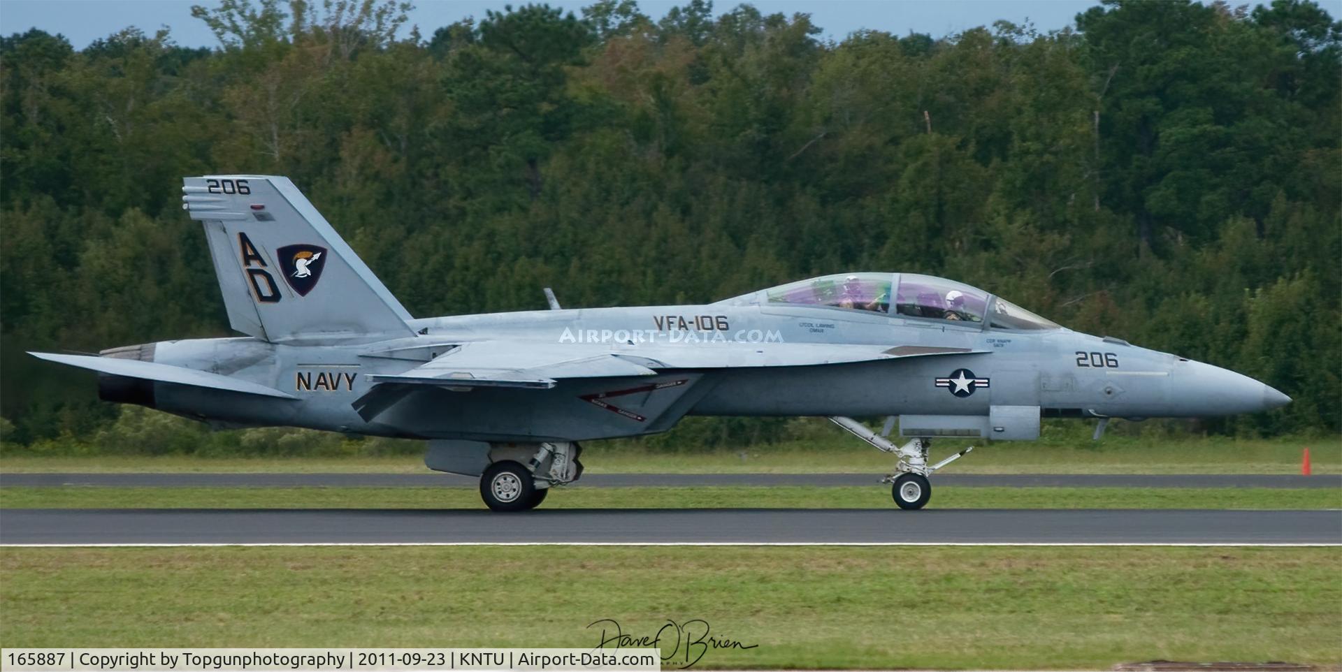 165887, Boeing F/A-18F Super Hornet C/N F047, Super Hornet Demo rolling out to the end.