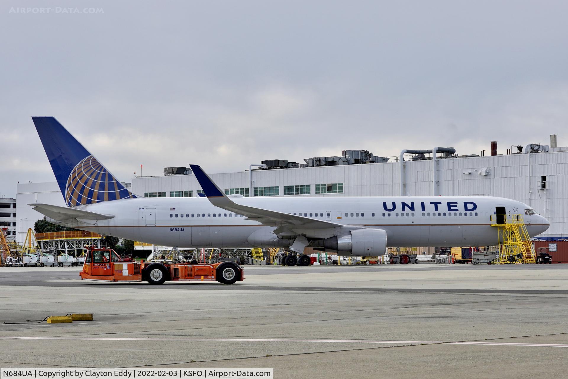 N684UA, 2002 Boeing 767-3CB/ER C/N 33466, SFO 2022.