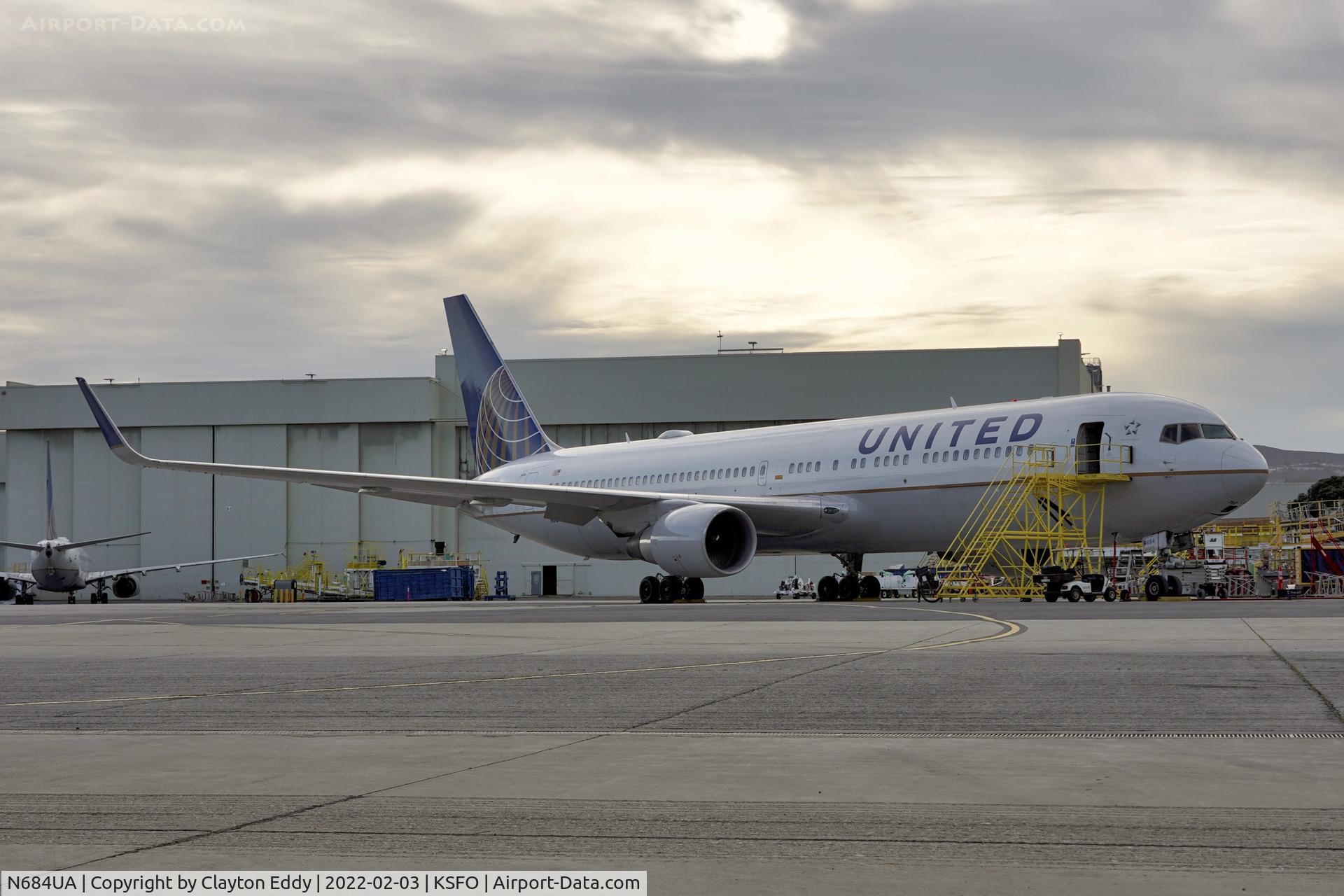 N684UA, 2002 Boeing 767-3CB/ER C/N 33466, SFO 2022.
