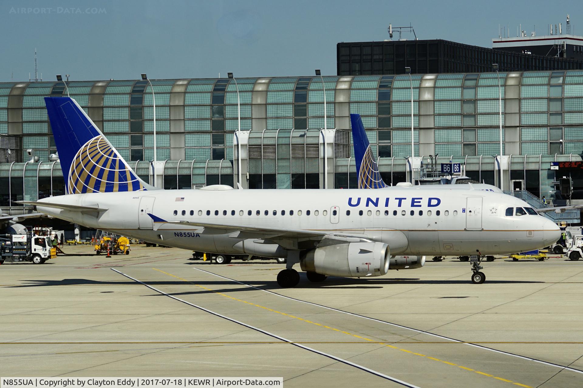 N855UA, 2002 Airbus A319-131 C/N 1737, Newark Airport 2017.