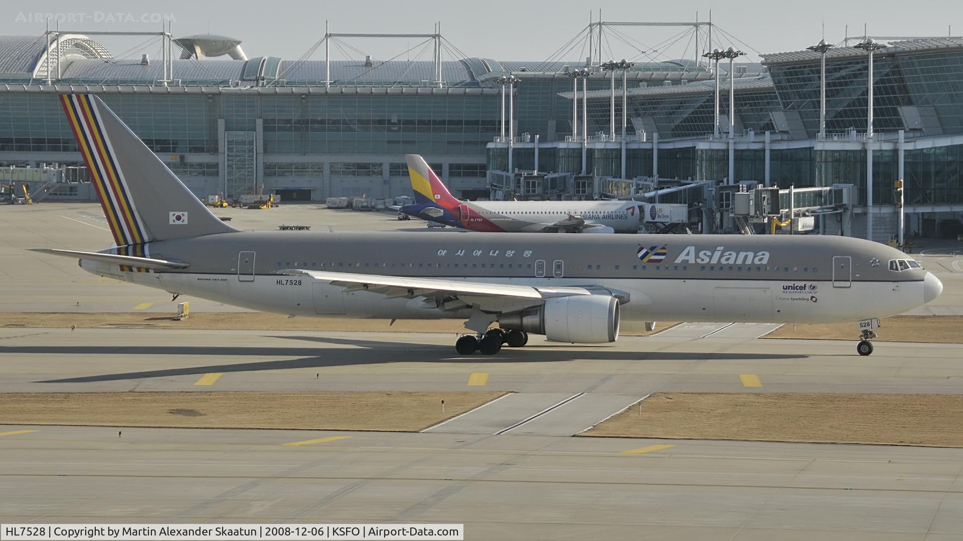HL7528, 1999 Boeing 767-38E C/N 29129, Taxying to gate.
