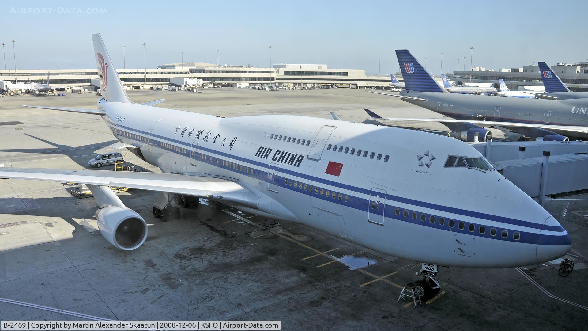 B-2469, 1998 Boeing 747-4J6M C/N 28756, Parked to gate.
