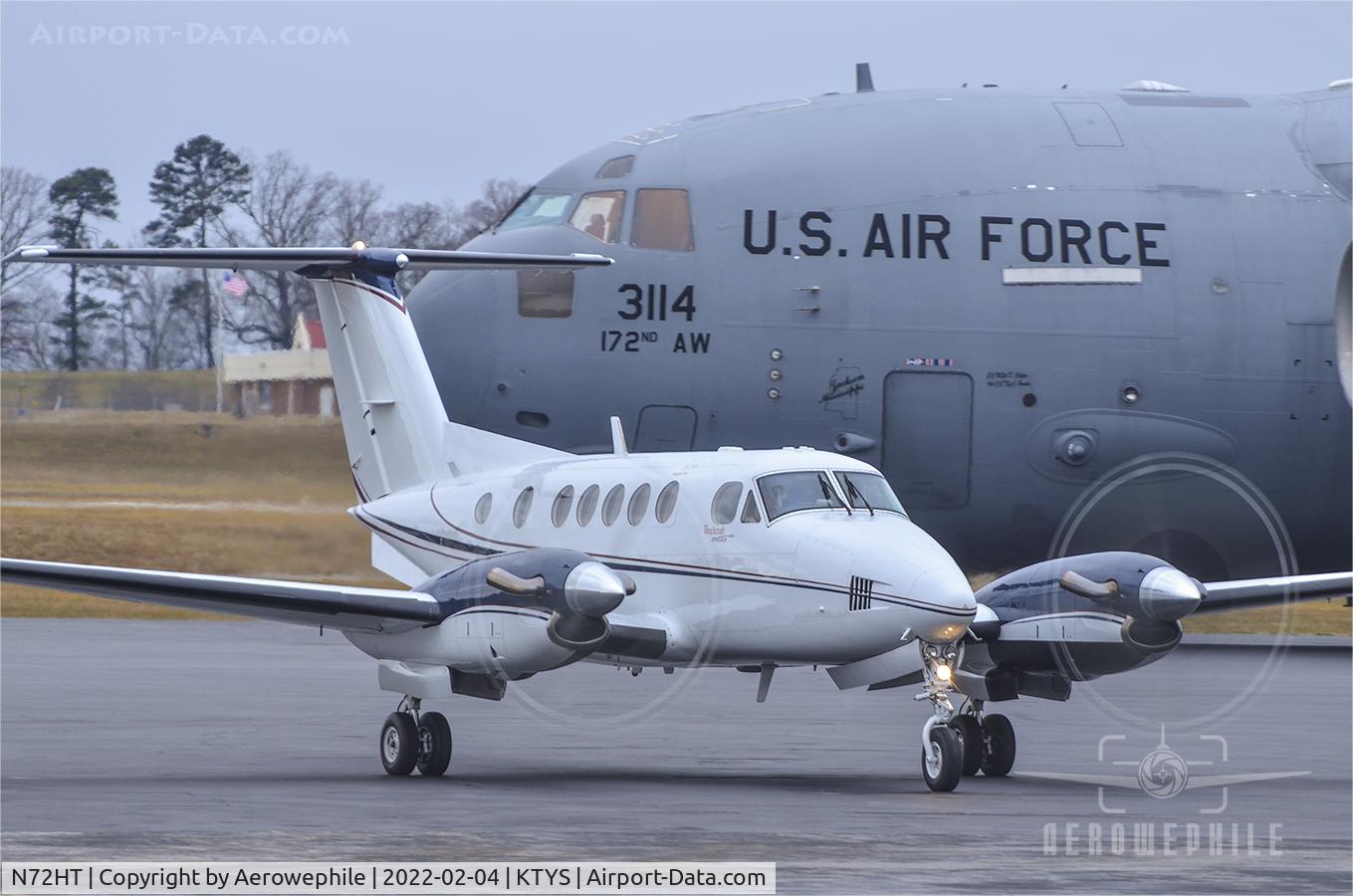 N72HT, 1984 Beech 200 C/N BB-1153, Taxing to Tac Air FBO ramp at McGhee Tyson Airport.