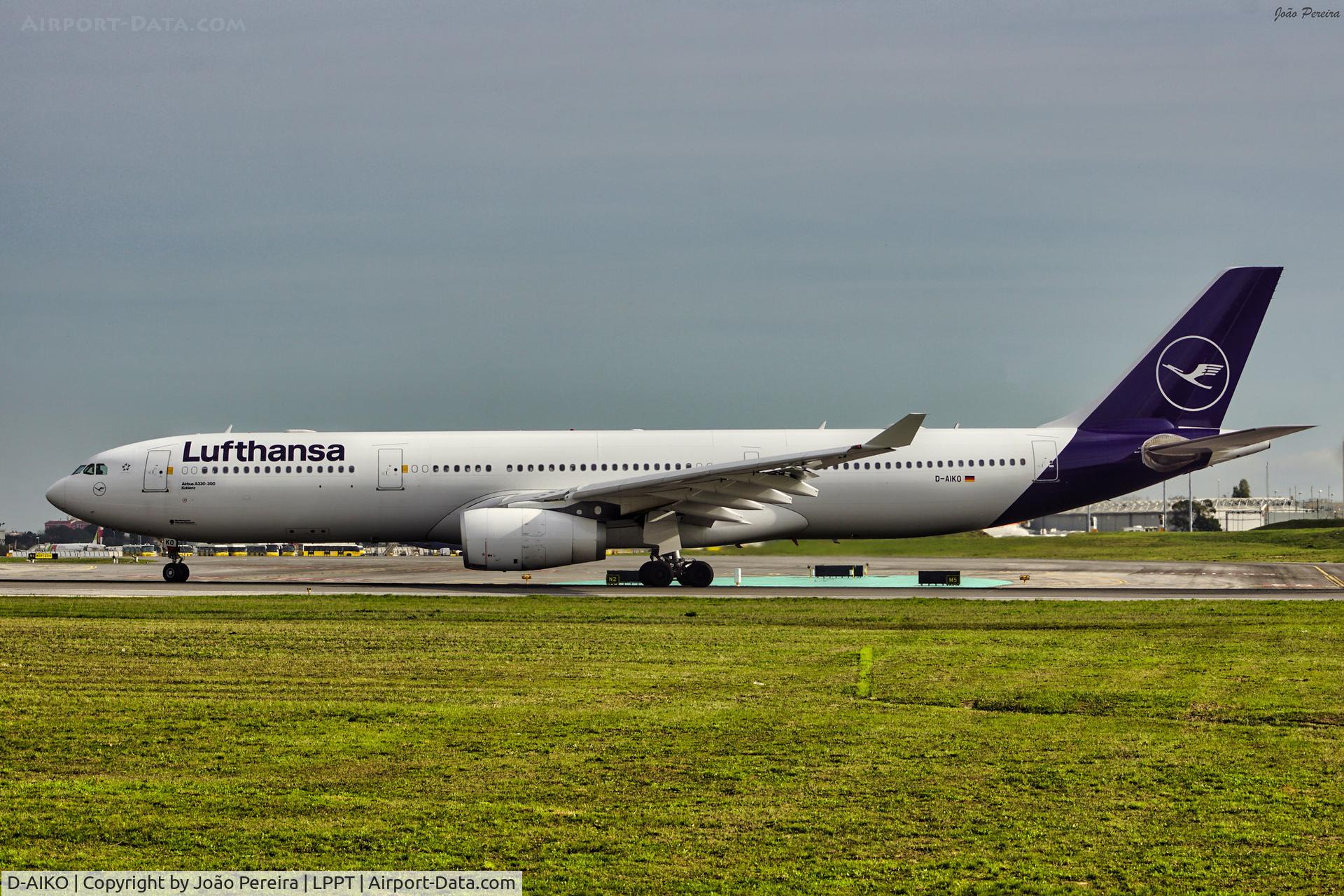 D-AIKO, 2009 Airbus A330-343X C/N 989, Lufthansa A330 ready for take of