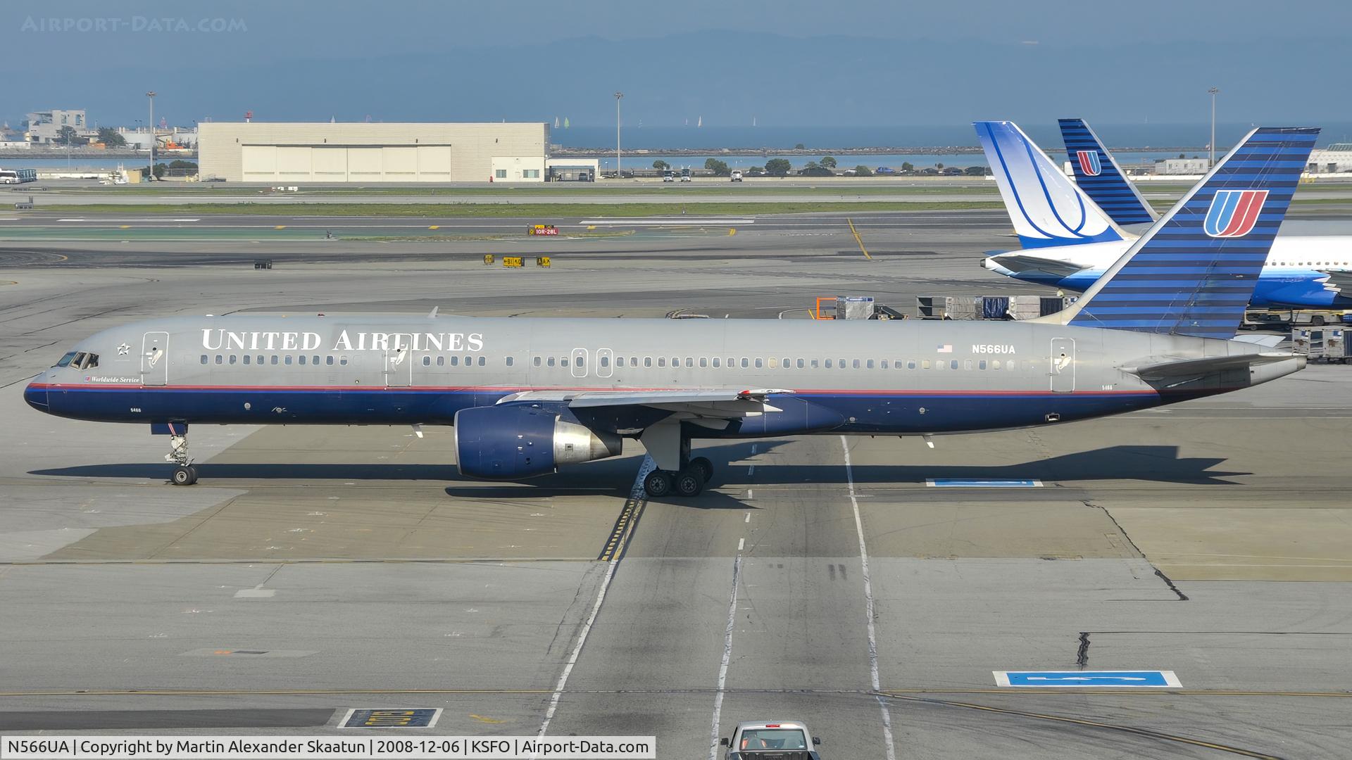 N566UA, 1992 Boeing 757-222 C/N 26670, Taxying for departure.