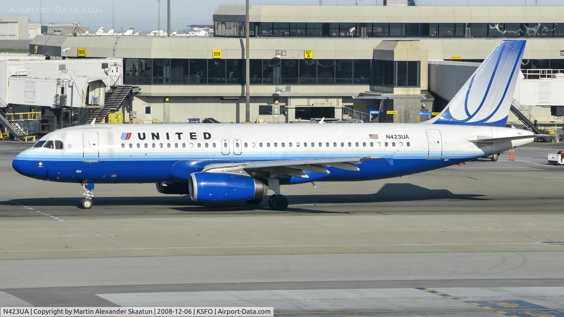 N423UA, 1995 Airbus A320-232 C/N 504, Taxying for departure.