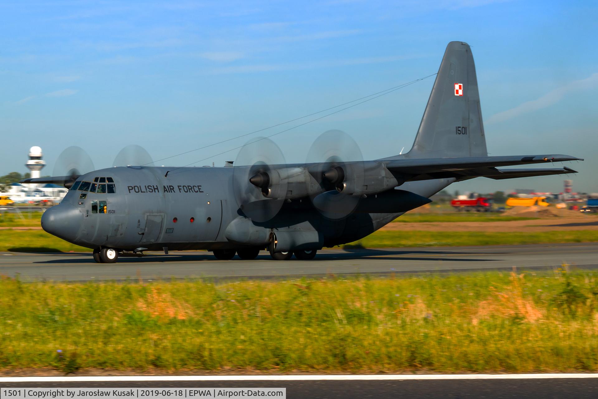 1501, 1970 Lockheed C-130E-LM Hercules C/N 382-4428, Lockheed C-130E-LM podczas ko?owania na pas 29.