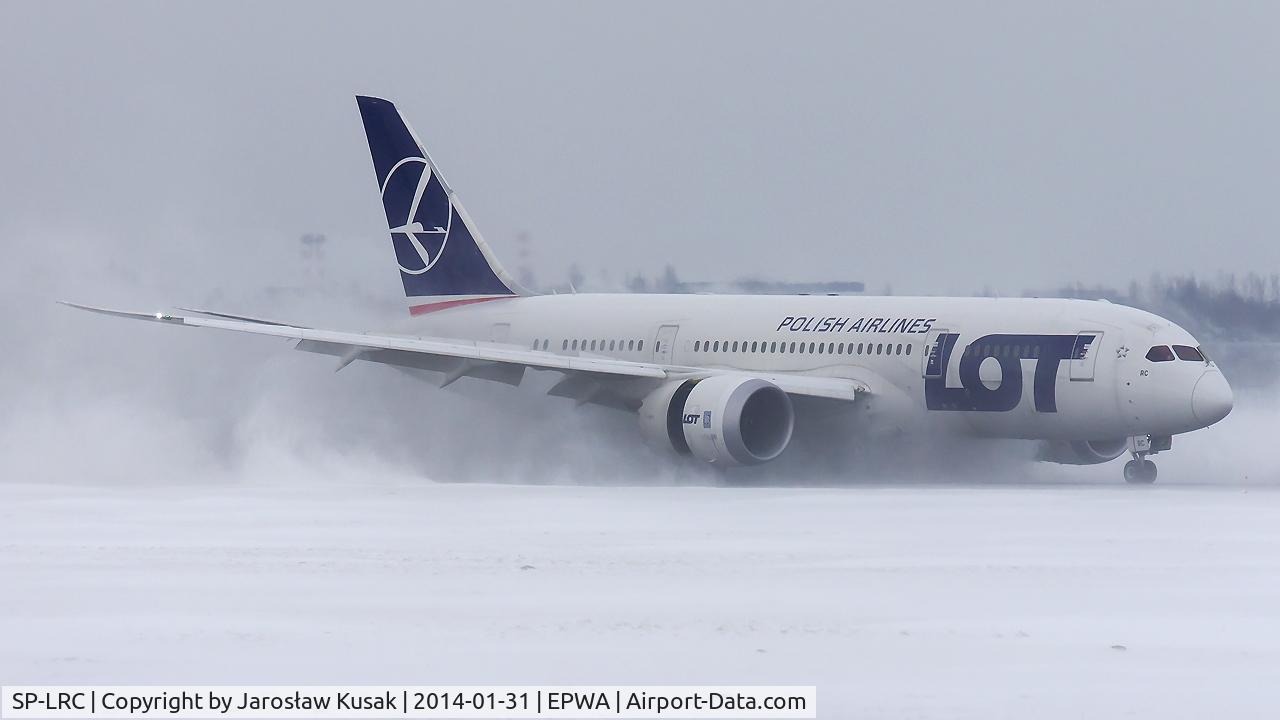 SP-LRC, 2013 Boeing 787-8 Dreamliner C/N 35940, L?dowanie w zimowej scenerii
