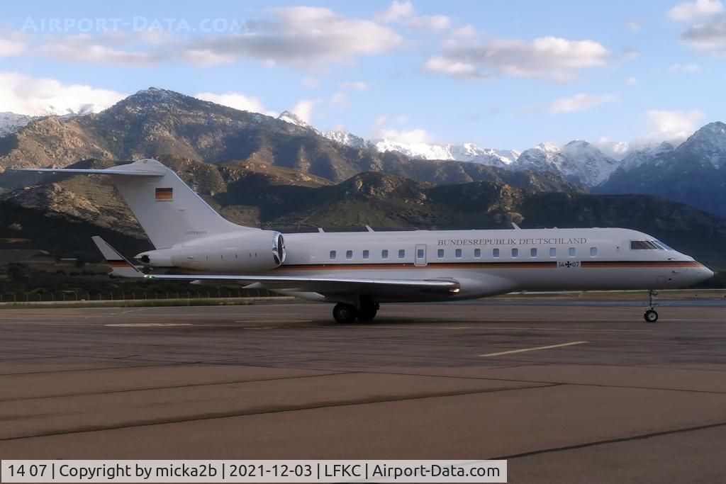 14 07, 2019 Bombardier BD-700-1A10 Global 6000 C/N 9865, Taxiing after training flight