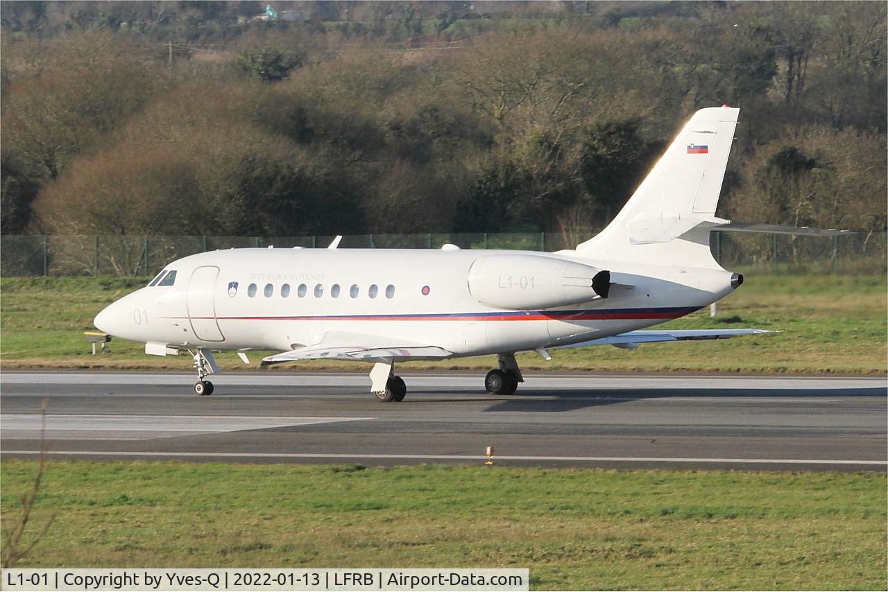L1-01, 2003 Dassault Falcon 2000EX C/N 15, Dassault Falcon 2000EX, Taxiing rwy 07R, Brest-Bretagne airport (LFRB-BES)