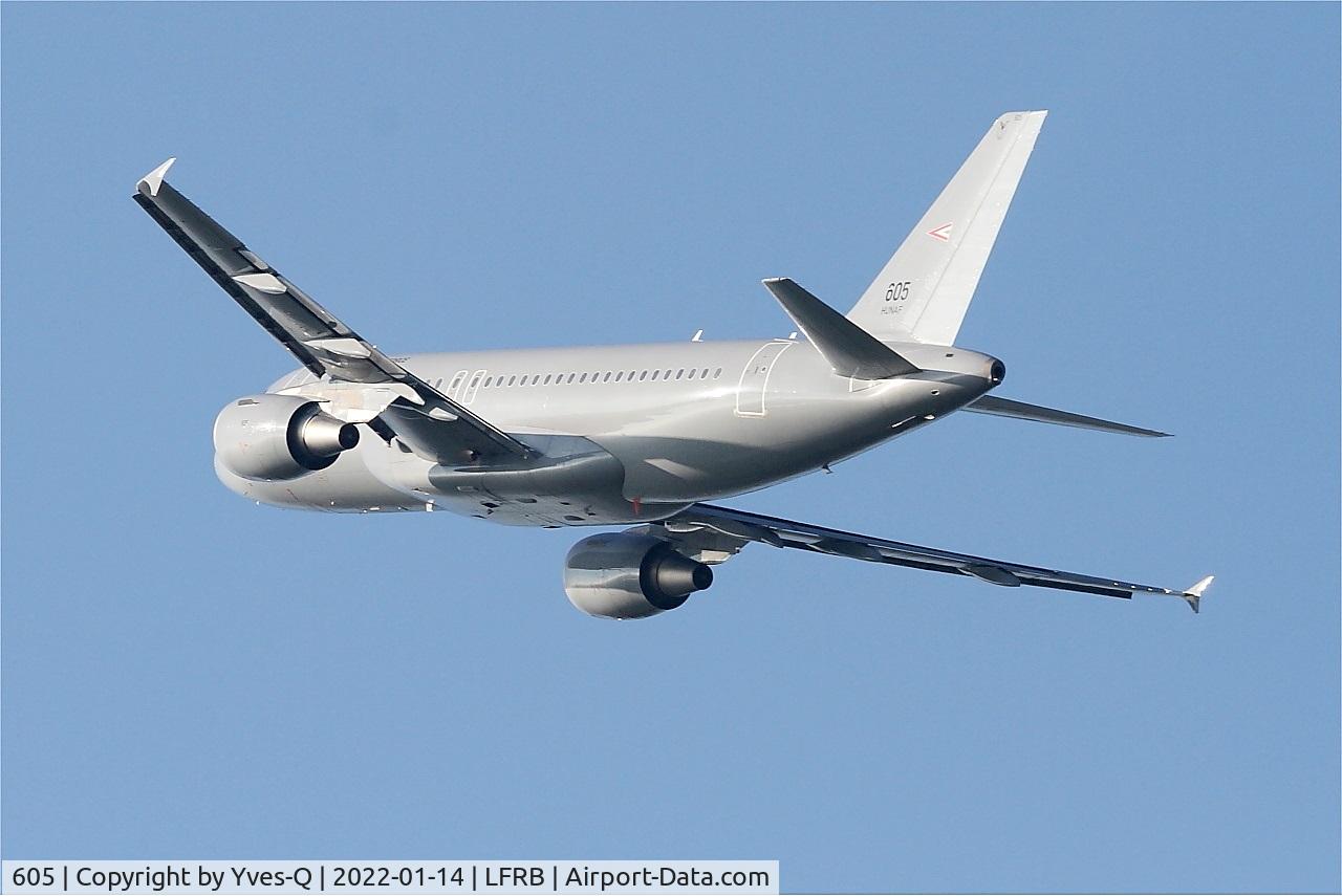 605, 2009 Airbus A319-112 C/N 3865, Airbus A319-112, Climbing from rwy 25L, Brest-Bretagne airport (LFRB-BES)