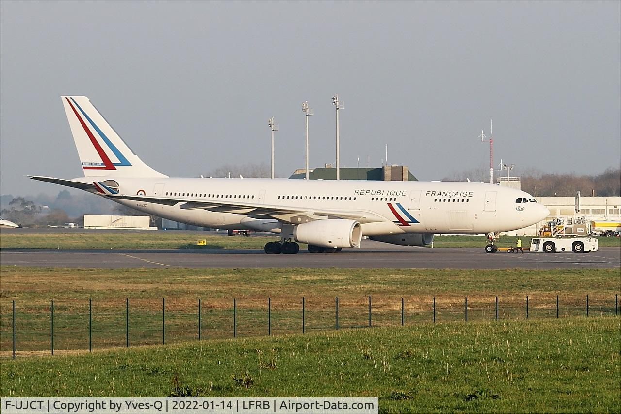 F-UJCT, 2015 Airbus A330-243 C/N 1657, Airbus A330-200, Push back, Brest-Bretagne airport (LFRB-BES)