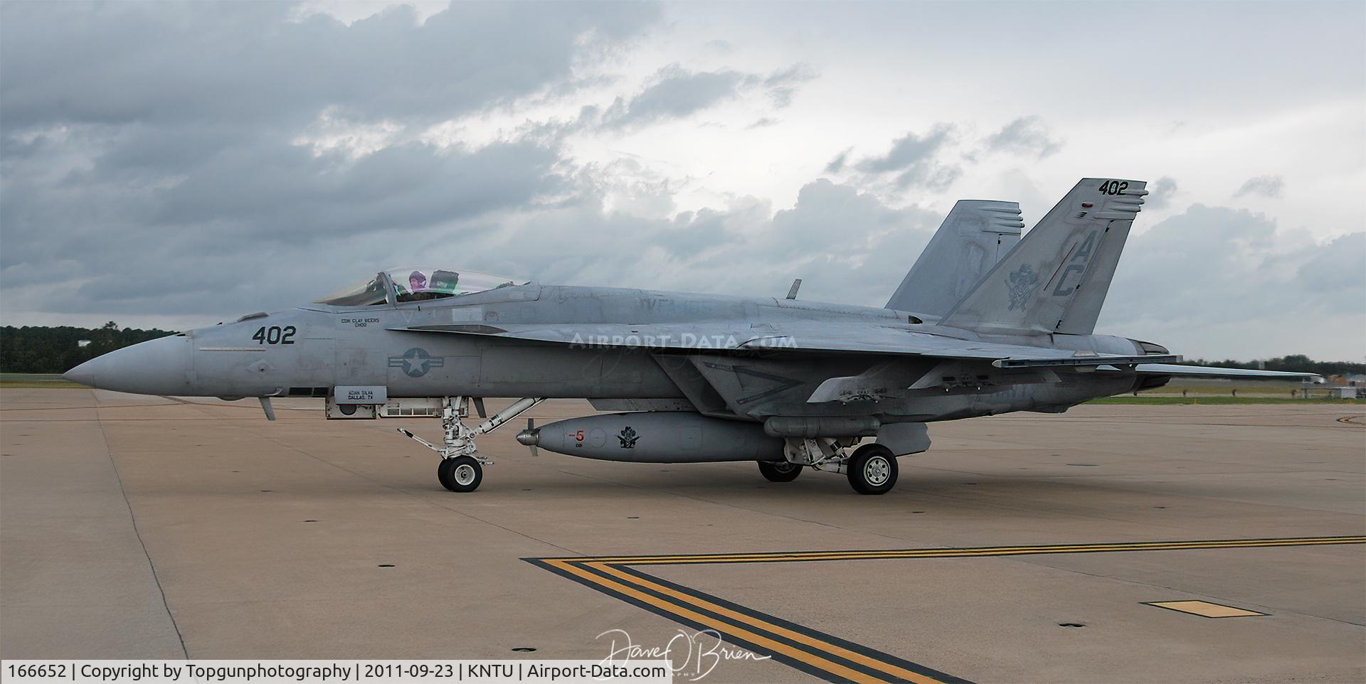 166652, Boeing F/A-18E Super Hornet C/N E115, tanker demo taxing back to the hot ramp.
