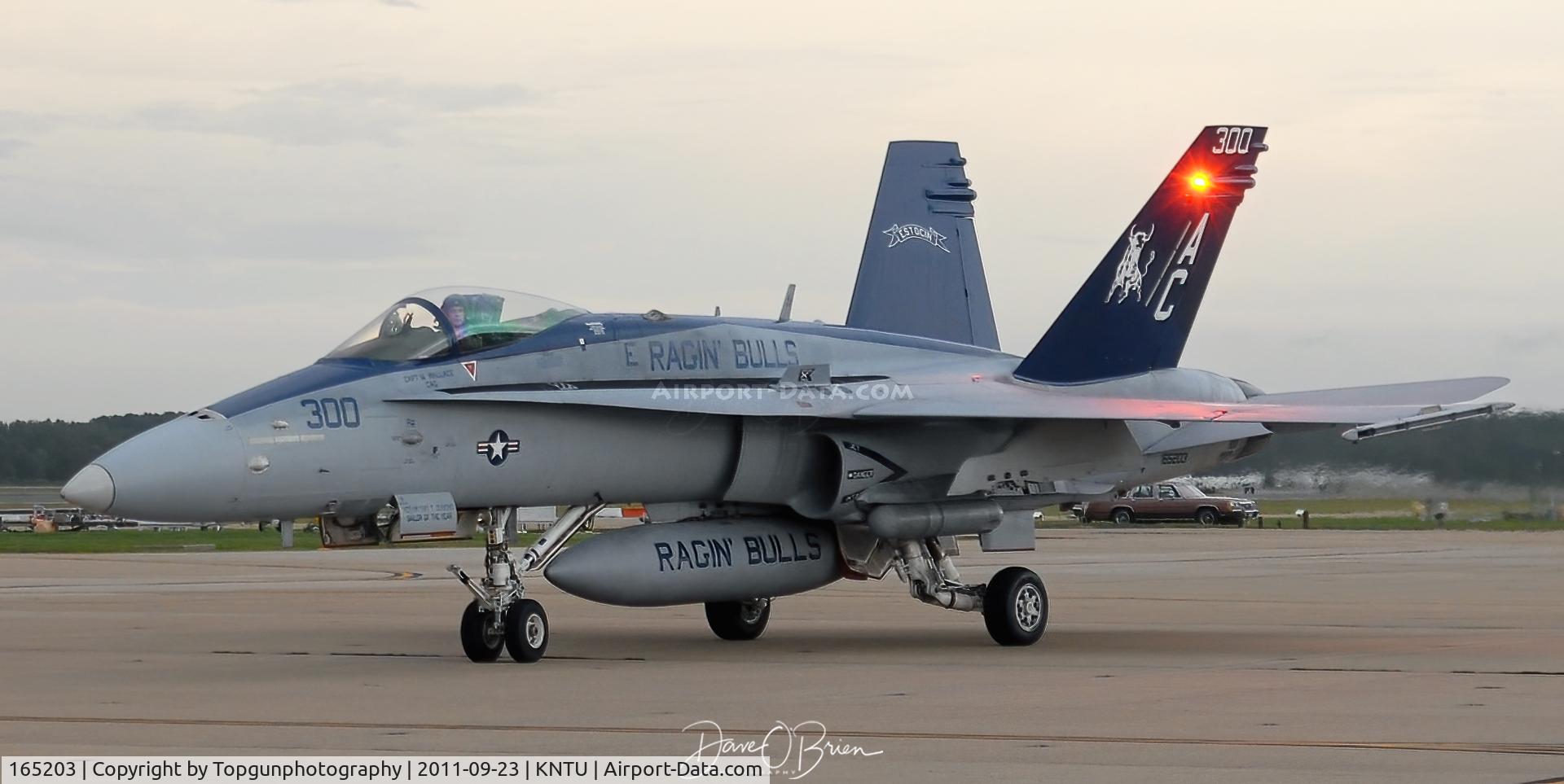 165203, McDonnell Douglas F/A-18C Hornet C/N 1360/C428, RAGIN BULLS CAG taxing back