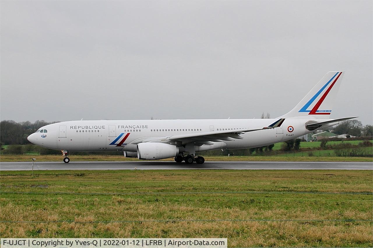 F-UJCT, 2015 Airbus A330-243 C/N 1657, Airbus A330-200, Taxiing rwy 07R, Brest-Bretagne airport (LFRB-BES)