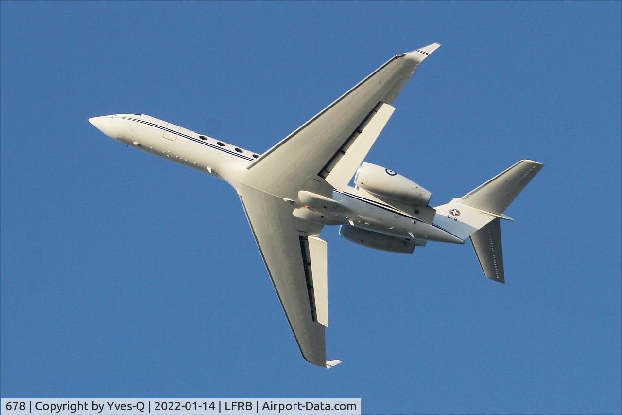 678, 2003 Gulfstream Aerospace G-V Gulfstream V C/N 678, Gulfstream Aerospace G-V Gulfstream V, Climbing from rwy 25L, Brest-Bretagne airport (LFRB-BES)