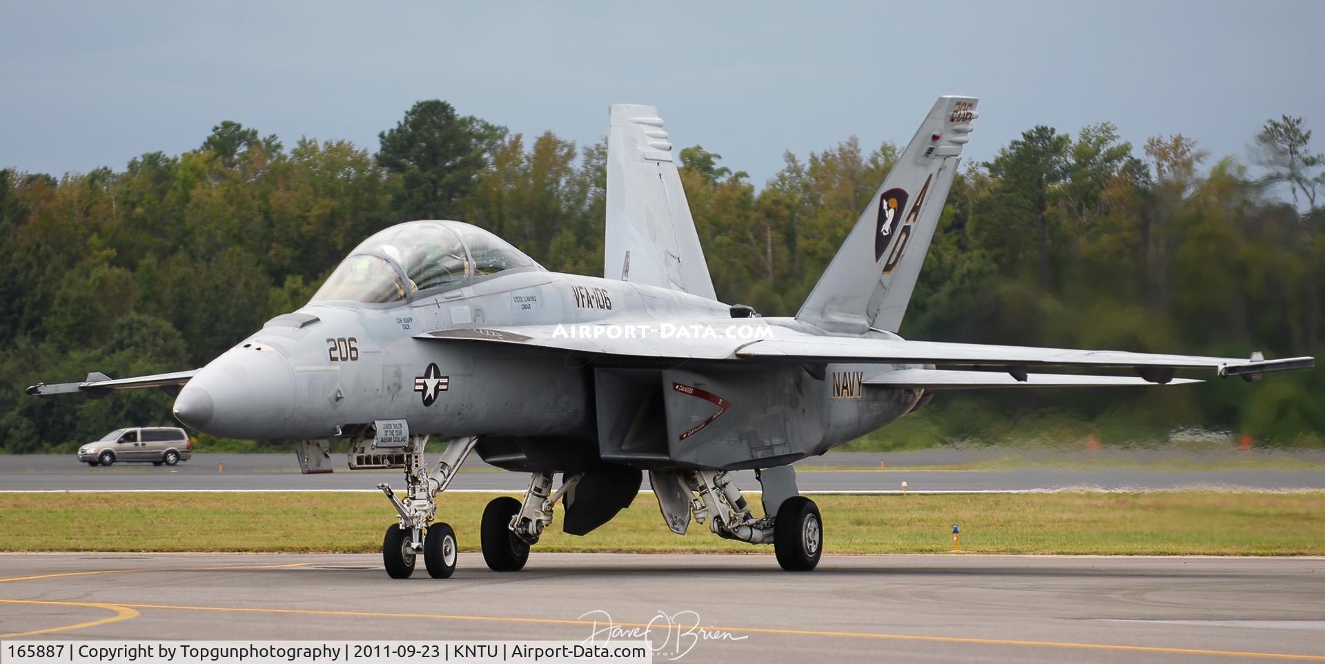 165887, Boeing F/A-18F Super Hornet C/N F047, Super Hornet Demo taxing to the hot ramp